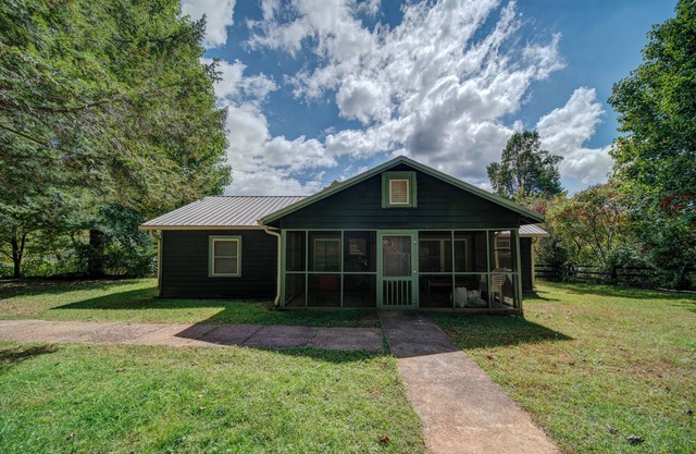 Moonshiner's Cabin | Minutes from Two Wheels!