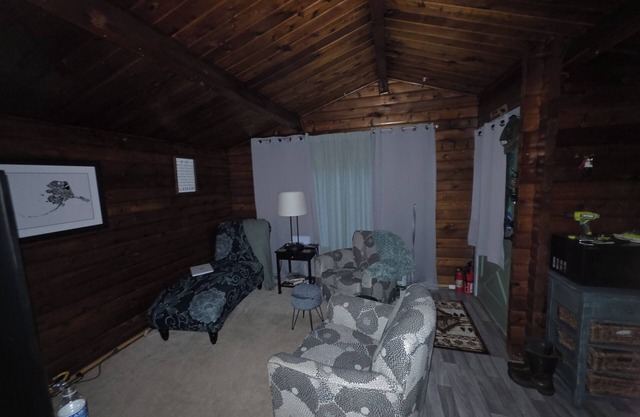 Moose Cabin Inn is a cozy 1 bedroom/1 bathroom cabin style apartment.nKenai, AK