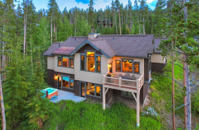 Moose Crossing-Luxury Amenities-Peaceful Location-Mountain Views-Great Rates
