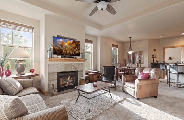 Moose Mgmt at Foxpoint 1678C Front Balcony w BBQ-Walk to Shops-King bed-TopFloor