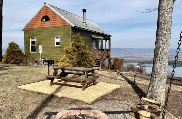 Moose Tracks · NO SUNDAY CHECKINS, hot tub- view- Grant Summit Cabins