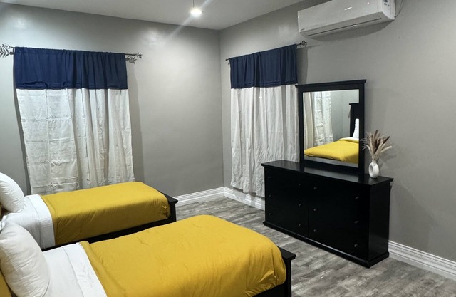 Morden spacious Town House w/jacuzzi , free parking, and free WiFi