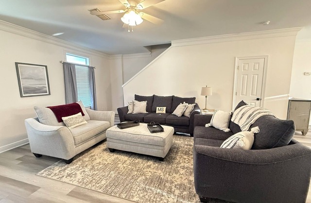 More Cowbell-Minutes to MSU, 4 BR/4.5 BA Newly Renovated, King Bed, Pet Friendly