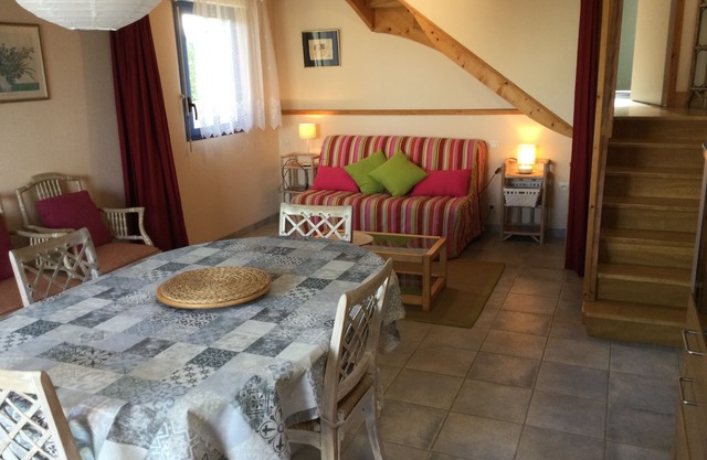Morlaix, cottage in a rural setting and relaxing 8km from the sea