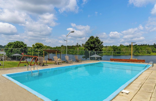 Motel 6 Campbellford, ON