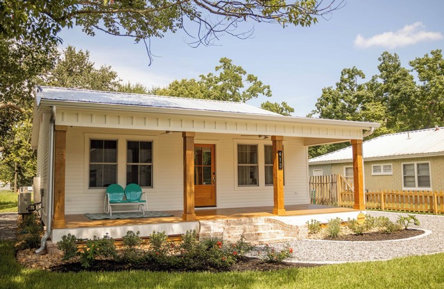 Mother's Place - perfect location in Ocean Springs. Walk to downtown & beach!