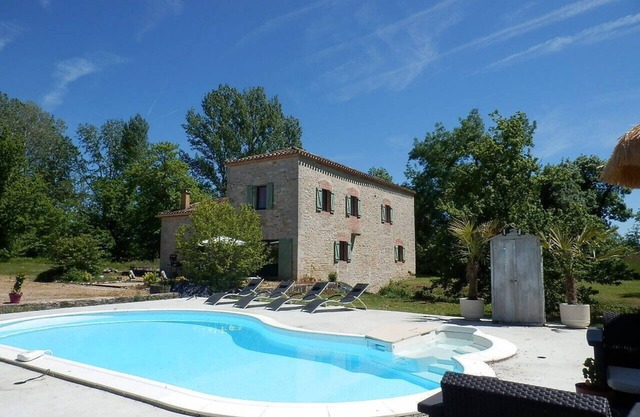 MOULIN avec piscine privée et plan d'eau