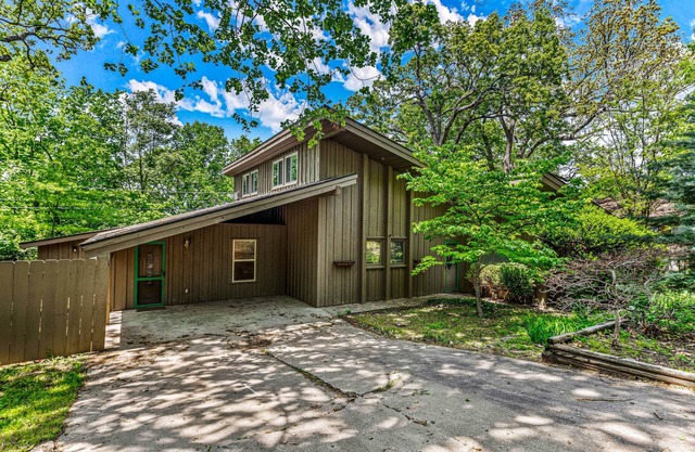 Mount Sequoyah retreat with hot tub & wood-burning fireplace - dogs ok