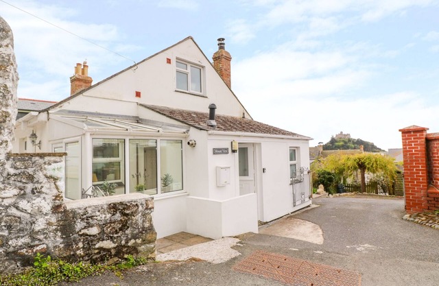 MOUNT VIEW COTTAGE, pet friendly, country holiday cottage in Marazion