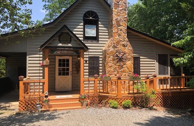 Mountain Cabin & Furnished Treehouse w/Murphy bed in My Mountain, Blue Ridge Ga.