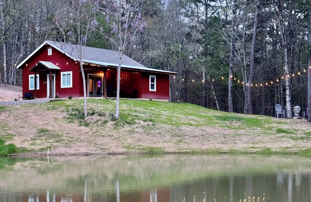 Mountain Cabin, private pond, ride 2 WPG trails,nFirepit, private, king, WiFi