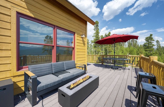 Mountain cabin w/scenic views & hot tub