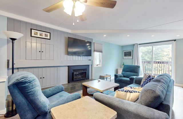 Mountain Condo with Three Pools, Hot Tub, Tennis, Game Room & Gym