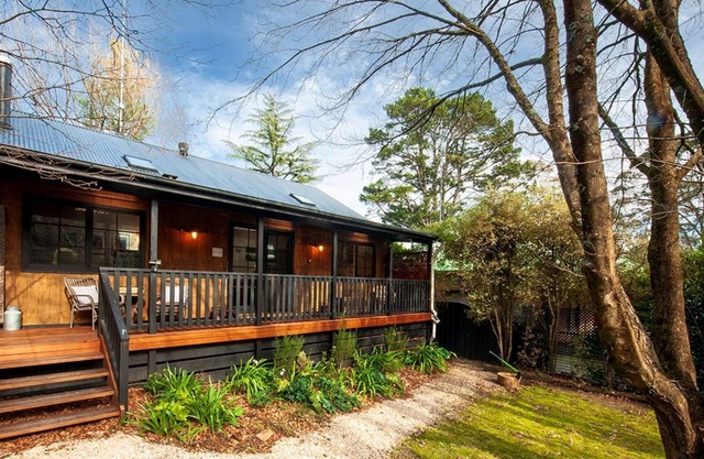 Mountain Den | Charming pet friendly mountains cottage!