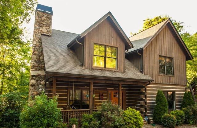 "Mountain Escape" - Luxury 3 Story Cabin -All New Furnishings! Starlink Internet