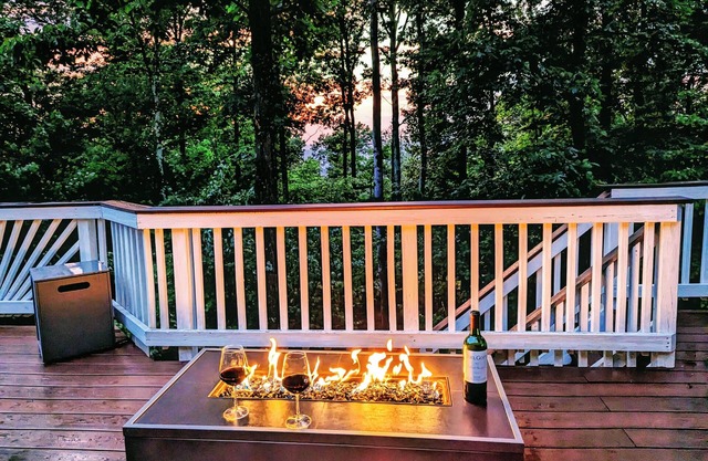 Mountain Getaway - 7 beds (2 King) - Large Common Area