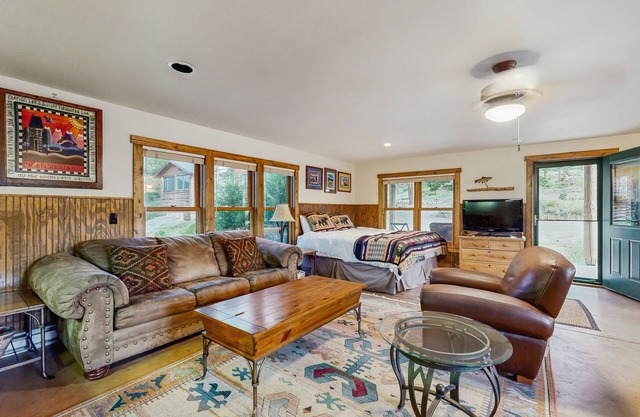 Mountain getaway with separate bunkhouse, deck, & trail access