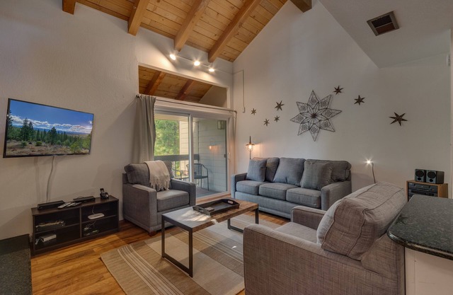 Mountain High: 2 BR, 1.5 BA Townhouse in Carnelian Bay, Sleeps 4