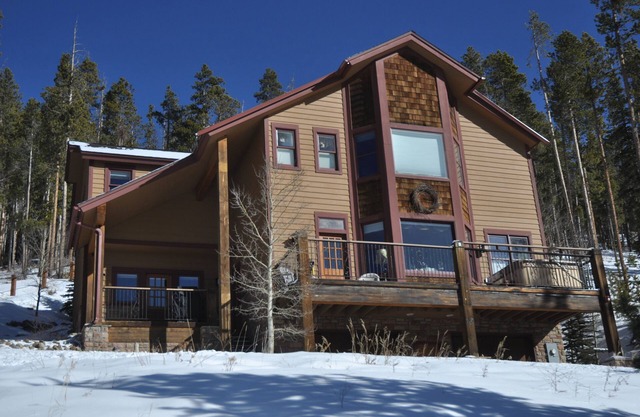 MOUNTAIN HOME, 4 MIN TO GONDOLA & TOWN. MAJESTIC VIEWS OF SKI SLOPES. HOT TUB