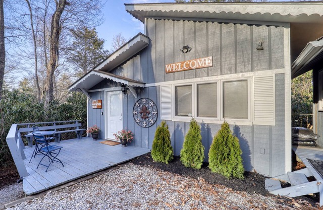 Mountain house sleeps 4 w/deck & firepit, 5mi to Grandfather Mtn, pet friendly!