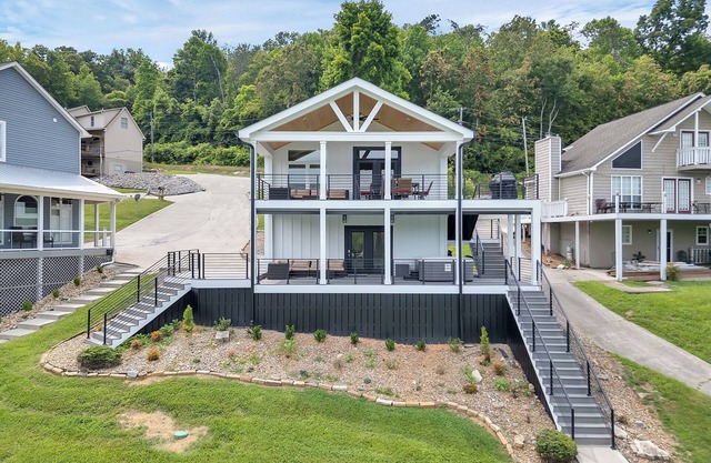 Mountain Lake Retreat w/Concrete Walkway w/Kayaks