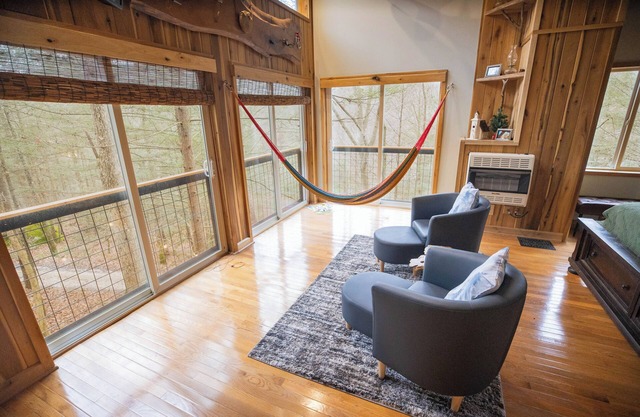 Mountain Light: Warm, New, Family Friendly, Cabin Sure to Please