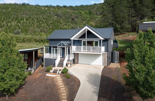 Mountain Lodge, Bright