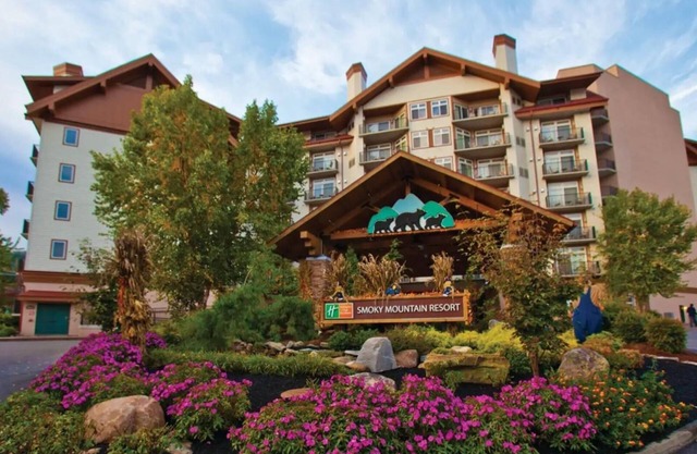 Mountain Lodge Living – 3BR Lock-Off Villa at Smoky Mountain