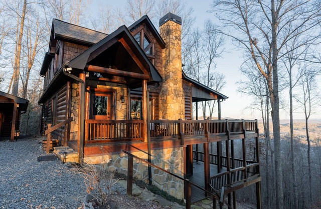 Mountain Luxury: Stunning Blue Ridge Views, Premium Beds, Hot Tub, Movie Theater