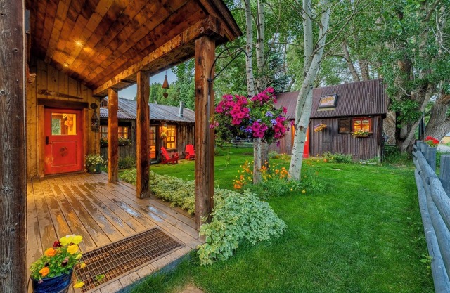 MOUNTAIN MASTERPIECE. In town. Hot tub on creek. Featured in magazines/HGTV.