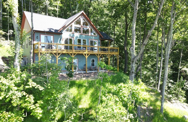 Mountain Memories Lodge, Views, Hot Tub, Pet Friendly, New Build, Two Masters