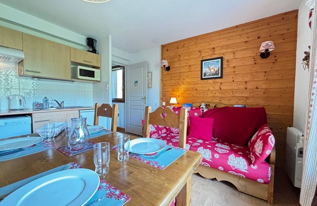 Mountain Retreat: Pool, Ski-In/Ski-Out Access, Near Village