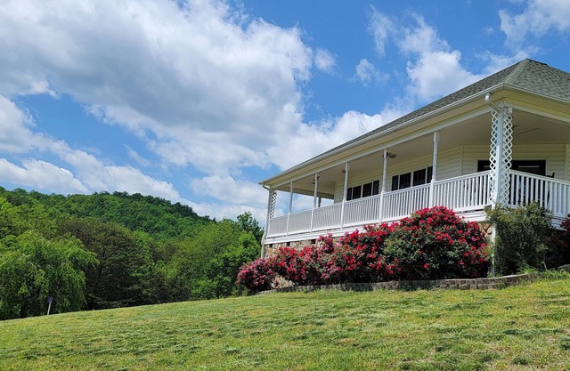Mountain Retreat. Relax and Recharge. nSpacious House with Sunny Terrace. Views