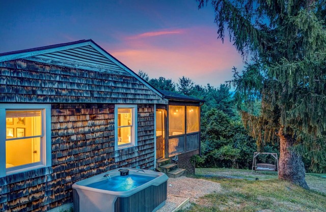 Mountain retreat w/hot tub, sauna, projector, close to river and 25 to NP!