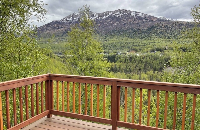 Mountain & River Views, 7 P Hot Tub, 4 Patios, 4 Bedrooms, 2+ Baths, Cozy FP