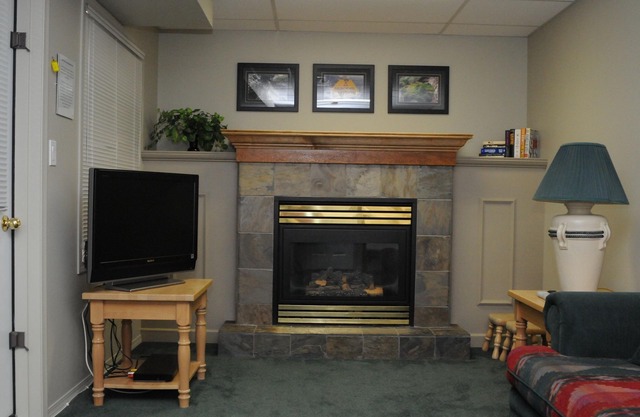 Mountain Side Ski-in Cabin w/Private Hot Tub - 5 Min. Walk to Chairlift