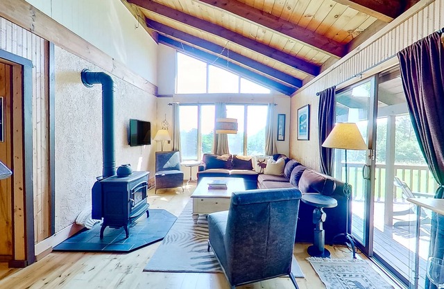 Mountain Top Cabin | House in Wevertown with a hot tub & a woodstove