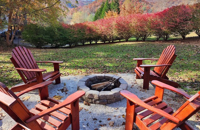 Mountain View Cabin+Hot Tub, 300mbps WiFi with fire pit and arcade games!