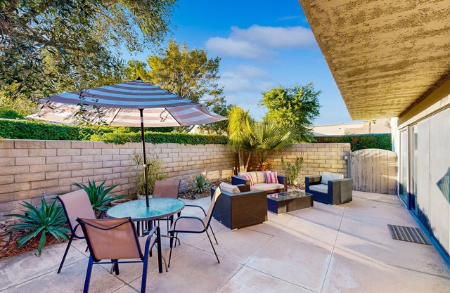 Mountain-view condo in a mid-century community with 3 pools & tennis