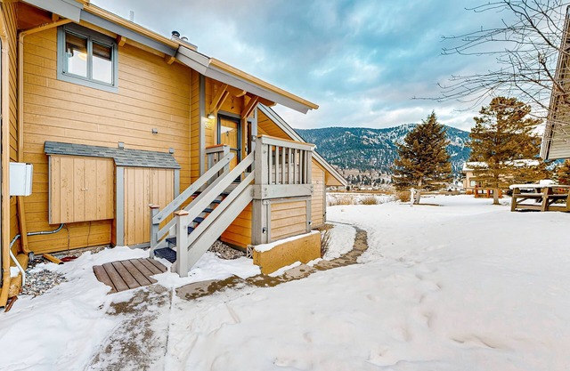 Mountain view condo with nearby golf, wood fireplace & seasonal pool