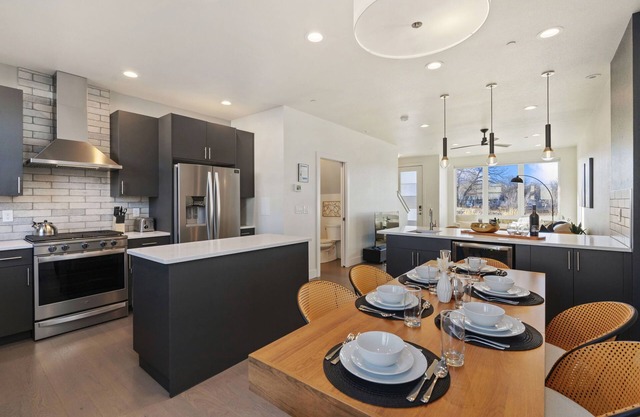 Mountain View Home w/King Beds & Rooftop Deck