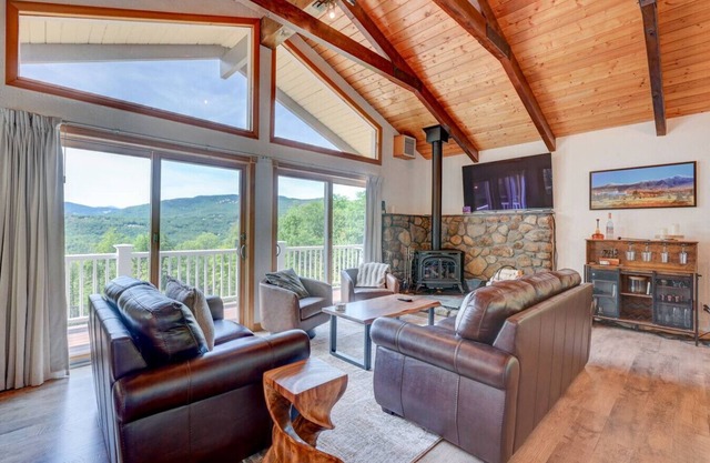 Mountain View Modern Chalet w/Fire Pit & AC