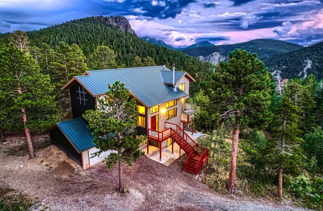 Mountain View Retreat - Epic Views, Pool Table & Garage