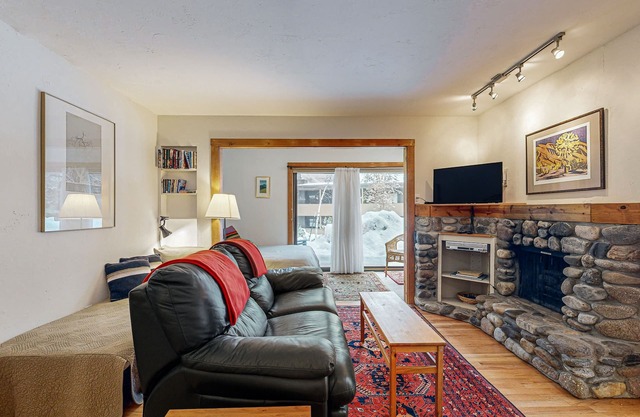 Mountain-view studio with patio - walk to Bald Mountain chairlifts