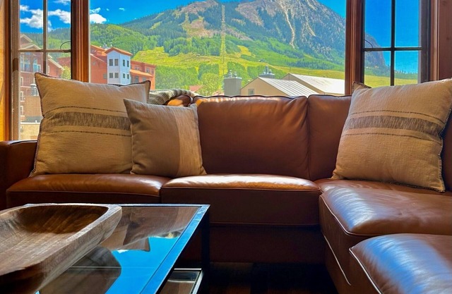 Mountain View - Walk to Slopes - Hot Tub - Fireplace