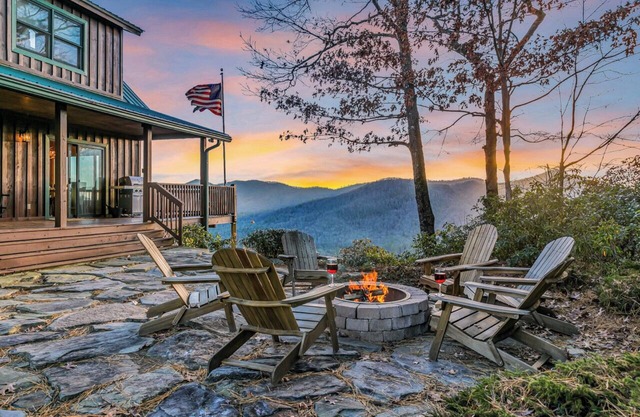 Mountain Views & Deck: Stunning Sapphire Cabin