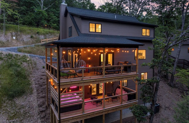 Mountain Views, GameRoom, HotTub MiniGolf, FirePit