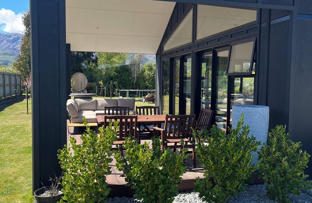 Mountain views - Lakeside Living