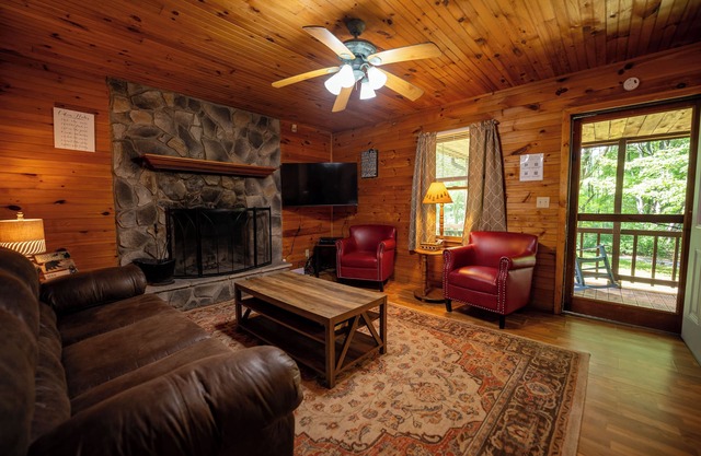 Mountaineer Cabin 2 - Hot Tub & Fireplace close to New River Gorge National Park