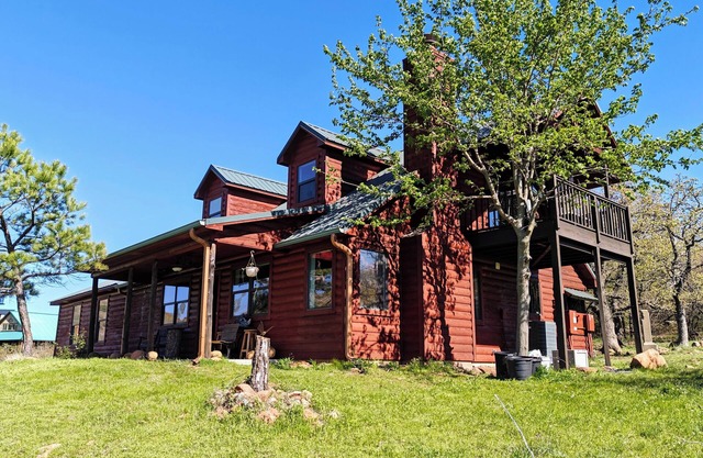 Mountainside cabin in Medicine Park-stunning views-borders Ft. Sill-Sleeps 16
